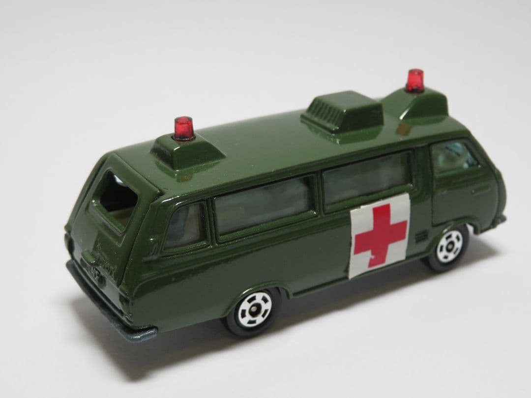 トミカ 57 RH18V型 救急車 (ハイエースコミューター)