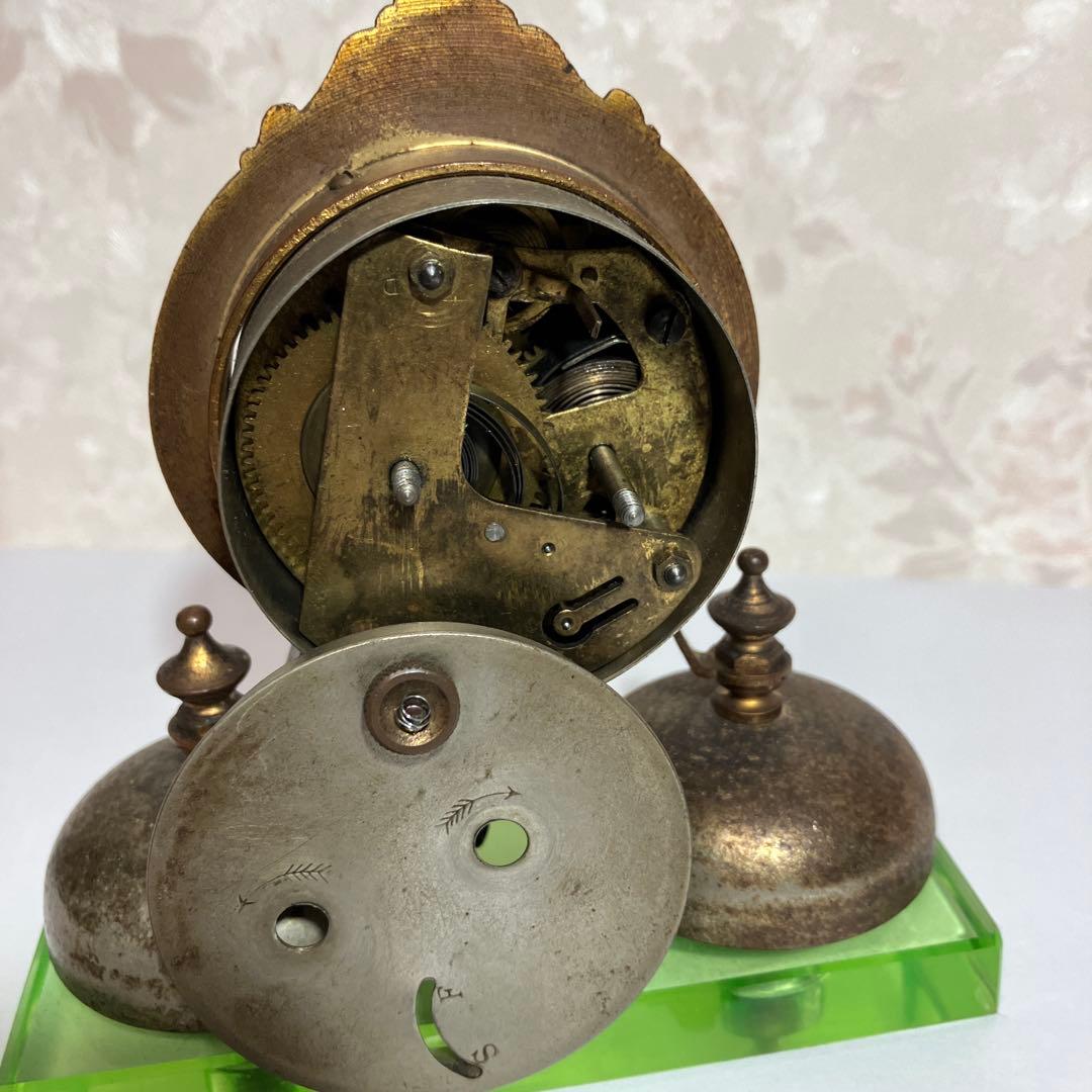 「精工舎」の大正時代のネジ巻き両鈴目覚時計 （硝子台はウランガラス）